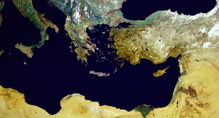 Que países fazem fronteira com o mar Mediterrâneo?