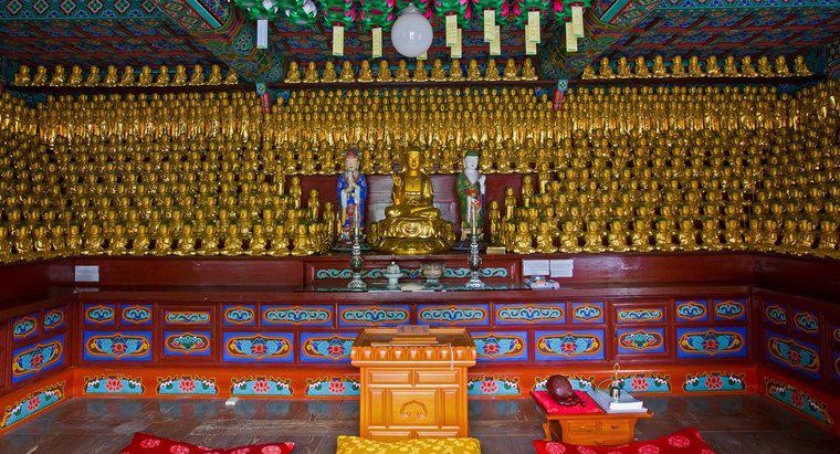 Qual é a aparência de dentro de um templo budista?