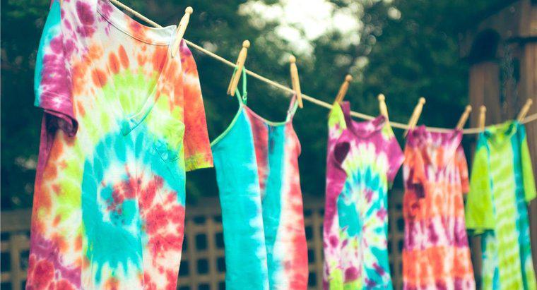 Quanto tempo as camisas tie-dye precisam para secar antes de tirar as bandas de borracha?