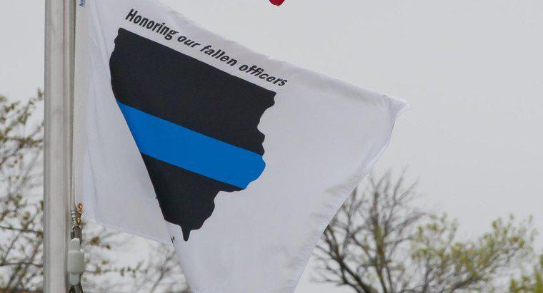 Qual bandeira é preta com uma faixa azul horizontal?