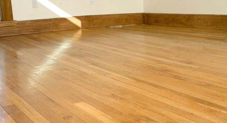 Quantas vezes você deve encerar seu piso de madeira?