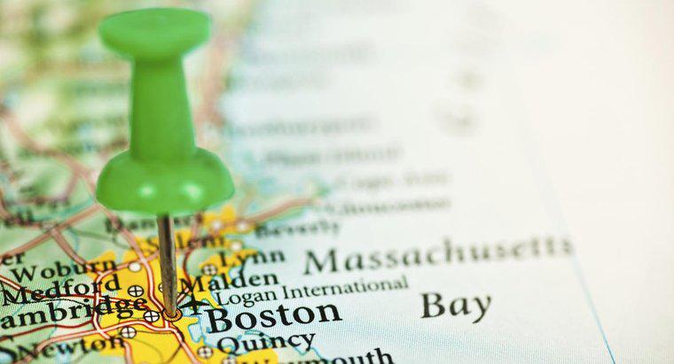 Em que região está localizado Massachusetts?