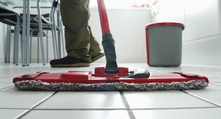 Qual é a melhor maneira de limpar pisos de cerâmica?