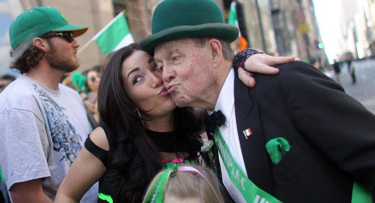 Qual é a origem de "Kiss Me, I'm Irish"?