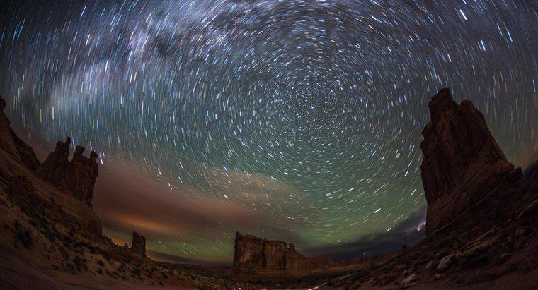 O que faz as estrelas parecerem se mover do leste para o oeste no céu noturno?