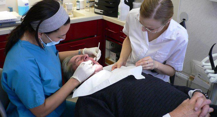 Quais são os sintomas de um dente do siso infectado?