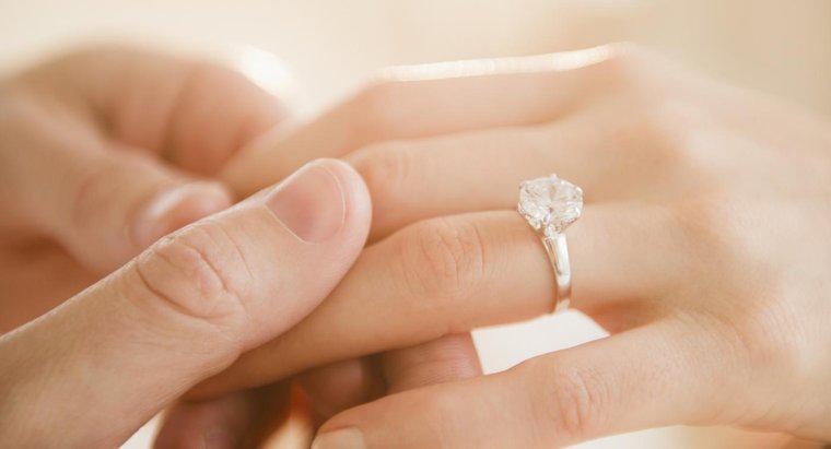 Em que mão está o seu anel de noivado?