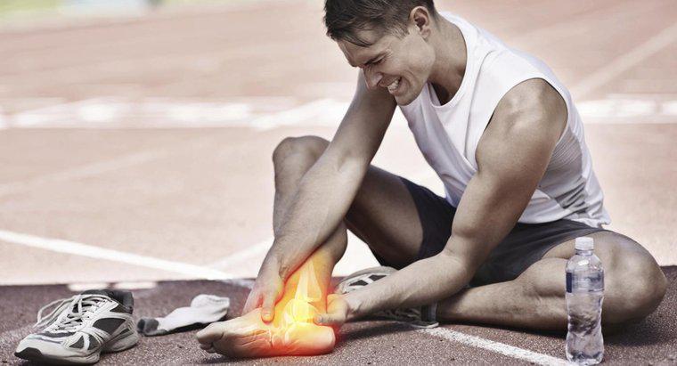 Quais são algumas das causas da dor ardente no osso do tornozelo?