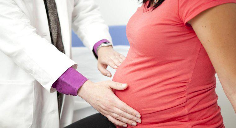 Qual é a condição de implantação anormal da placenta na parte inferior do útero?