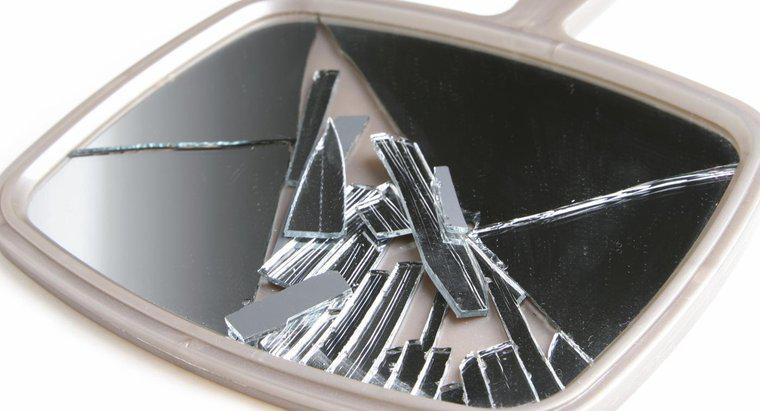 Por que quebrar um espelho causa 7 anos de má sorte?