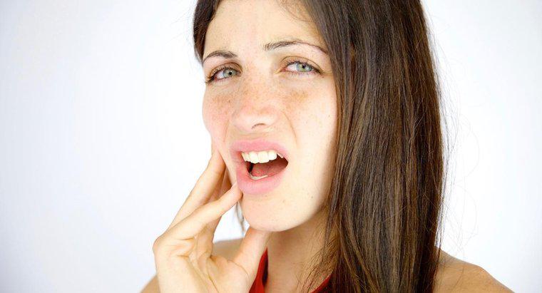 Quais são algumas das causas da dor na mandíbula e no ouvido?