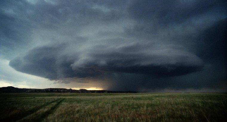 Um aviso de tornado é pior do que um relógio de tornado?