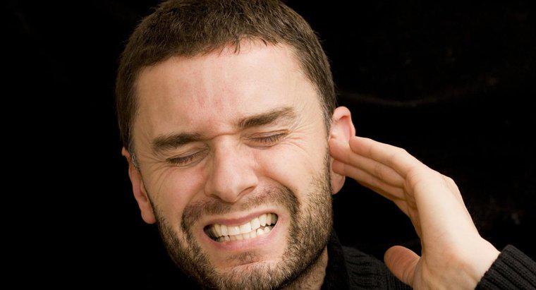 Qual é a superstição sobre o zumbido no ouvido esquerdo?