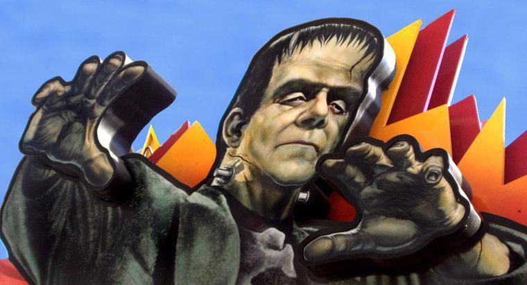 Quais são alguns exemplos de prenúncio em Frankenstein?