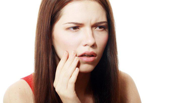 O que causa uma bolha de sangue no lábio?