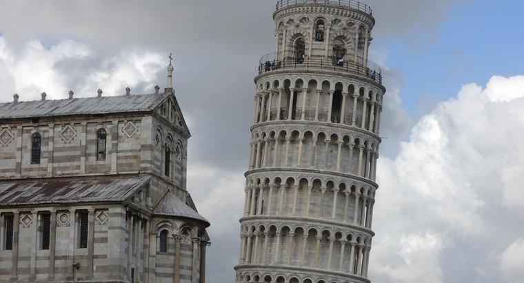 De que material é feita a torre inclinada de Pisa?