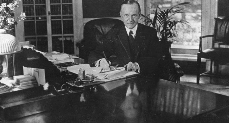 Como o presidente Coolidge restaurou a confiança pública?