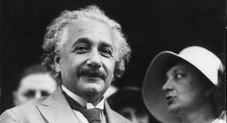 Que tipo de trabalho Albert Einstein fez?