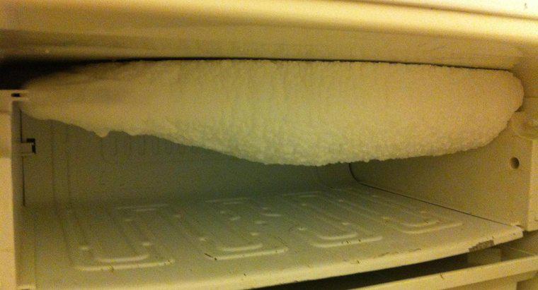 O que faz com que o Frost se acumule em um freezer?