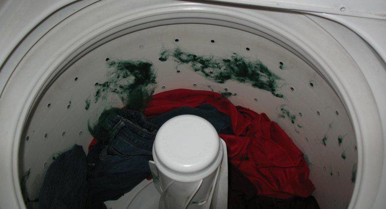 Como você localiza o filtro de fiapos em uma máquina de lavar?