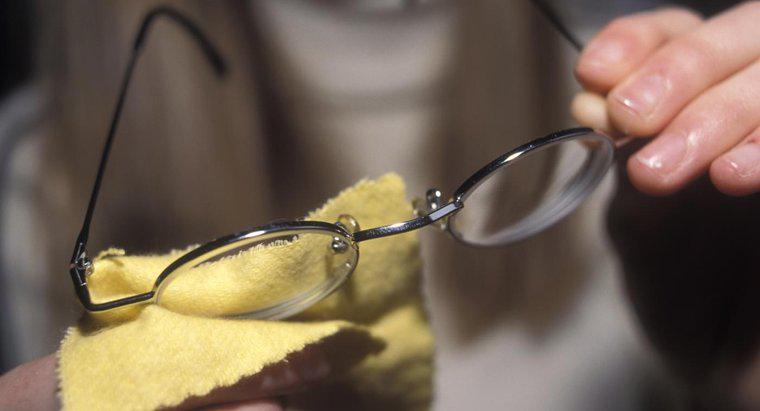 Como você conserta óculos arranhados?