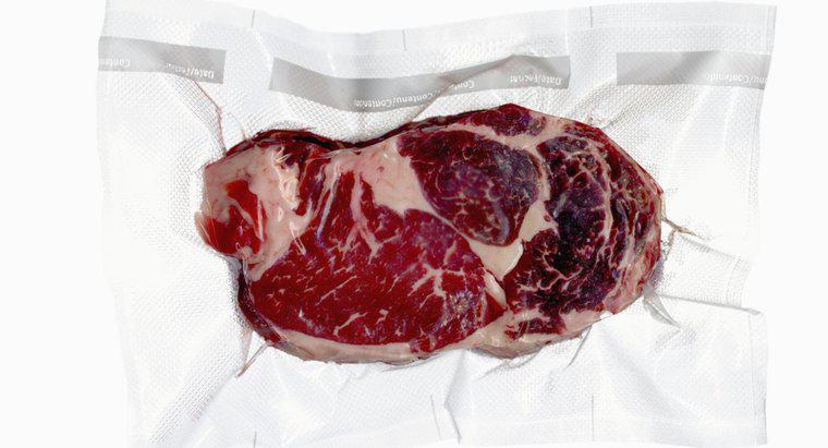 O que acontece se você deixar a carne congelada à temperatura ambiente durante a noite?
