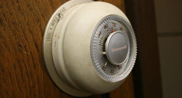 Que configuração um termostato doméstico deve usar no verão?