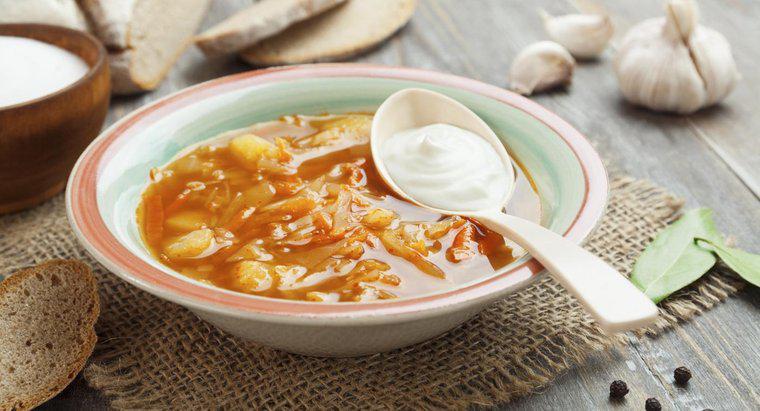 O que é uma receita judaica para a sopa de repolho?
