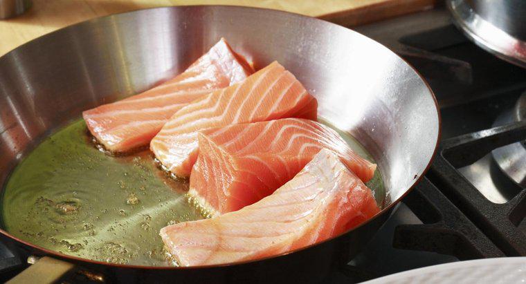 Como você cozinha o salmão no fogão?