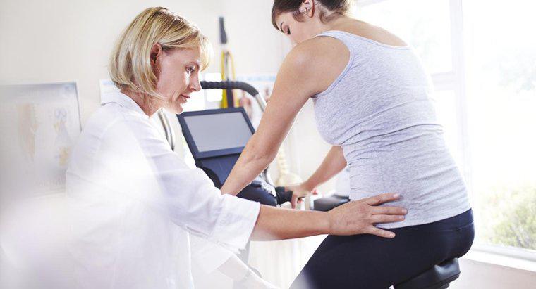 Quais são as causas típicas de dores musculares no quadril e nas pernas?
