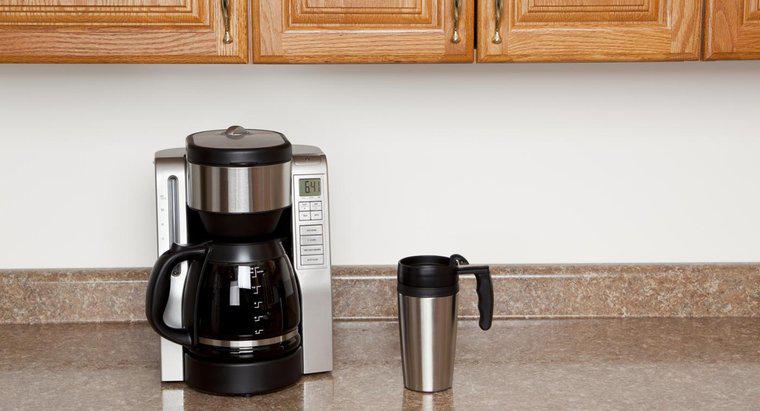 Quantos watts uma máquina de café usa?
