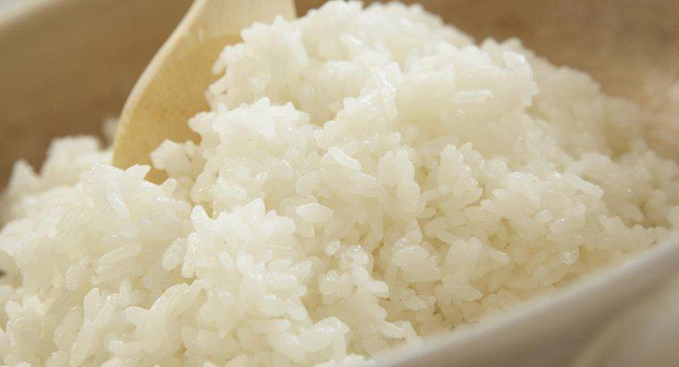 Por quanto tempo posso manter o arroz cozido na geladeira?