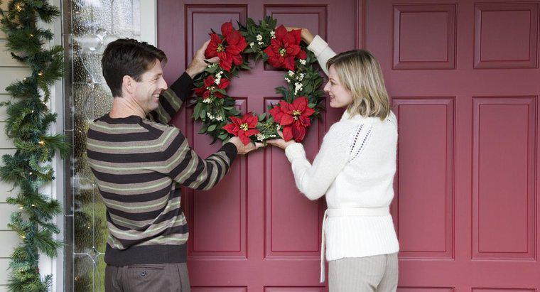 Quando você deve pendurar uma coroa de flores na porta da frente?