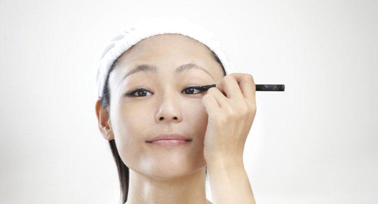 Qual é a melhor maneira de aplicar o eyeliner?