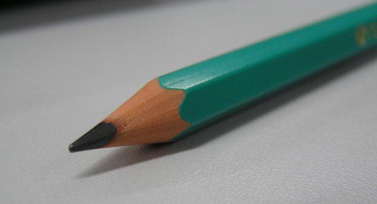 Por que um lápis parece torto na água?