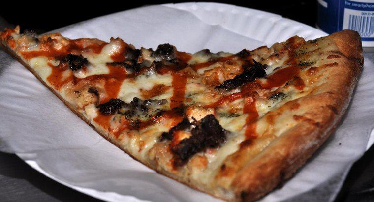 Quantas calorias existem em uma fatia de pizza de pizzaria?