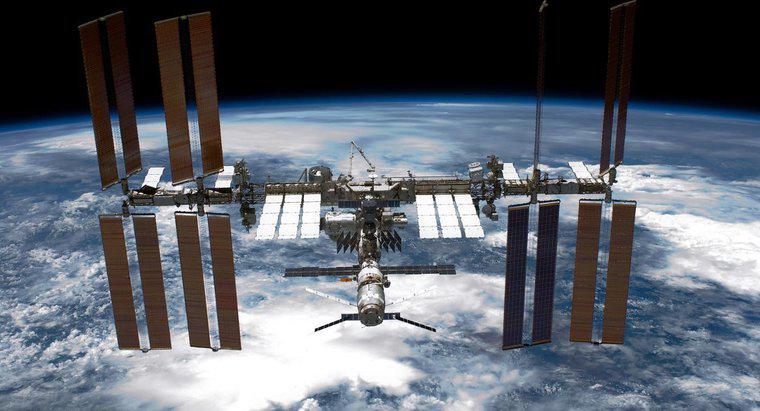Quanto tempo leva para a estação espacial internacional orbitar a Terra?