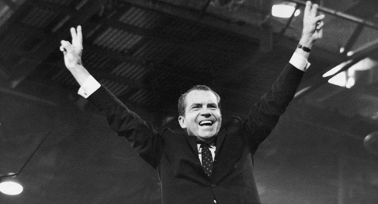 Por que Richard Nixon foi chamado de "Tricky Dick"?