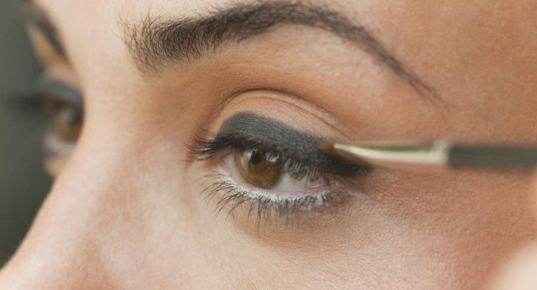 Quais são os produtos químicos perigosos do eyeliner?