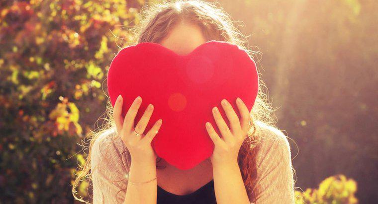 Quais são os sinais comuns de um ataque cardíaco em mulheres?