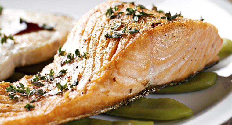 O que é uma receita fácil de salmão assado?