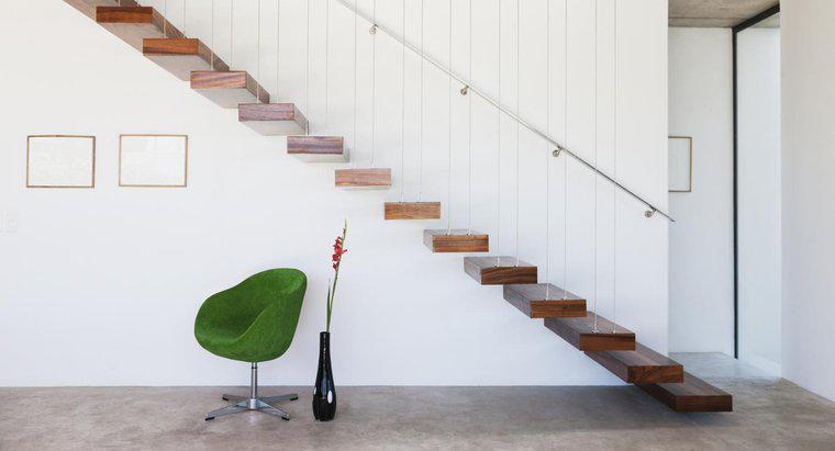 Como você move móveis pesados ​​escada acima?