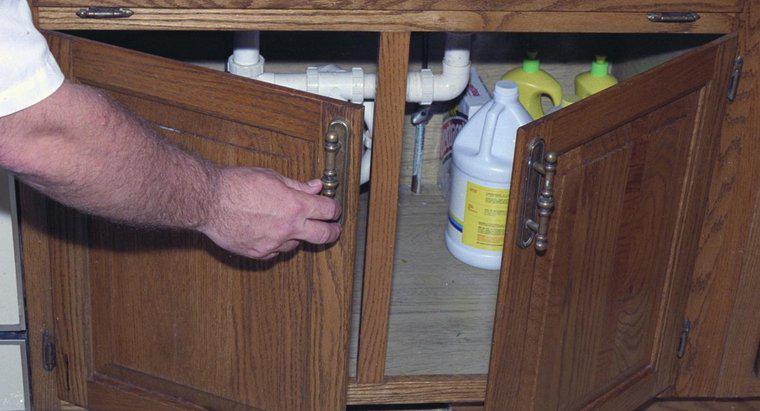 Como você instala as dobradiças da porta do armário?