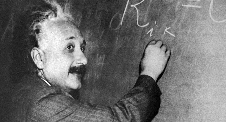 Einstein ajudou a inventar a bomba atômica?