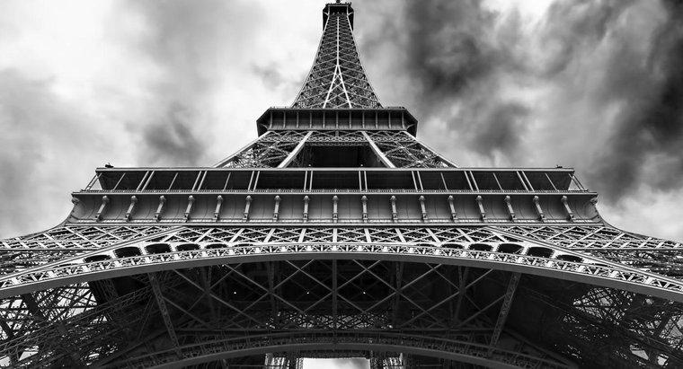 Qual a cor da Torre Eiffel originalmente pintada?