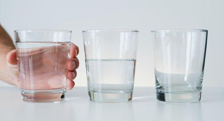 A desidratação pode contribuir para a retenção de água do corpo?