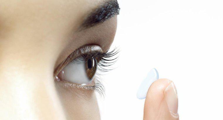 Como você retira lentes de contato rígidas?