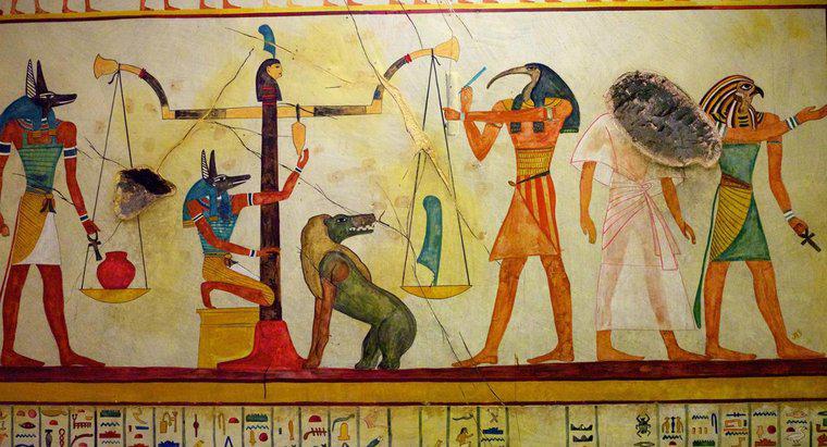 Quais roupas os antigos egípcios usavam?