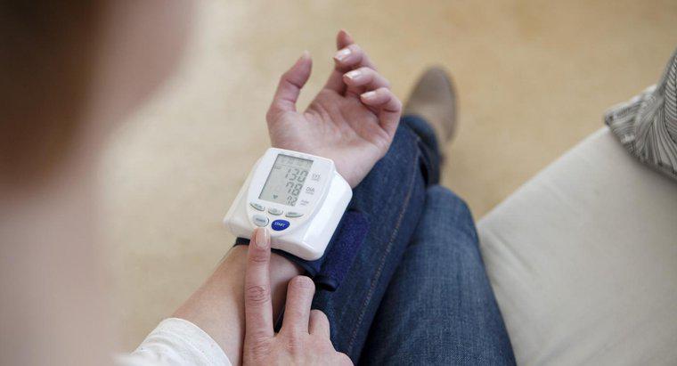 Como você pode verificar sua pressão arterial em casa?