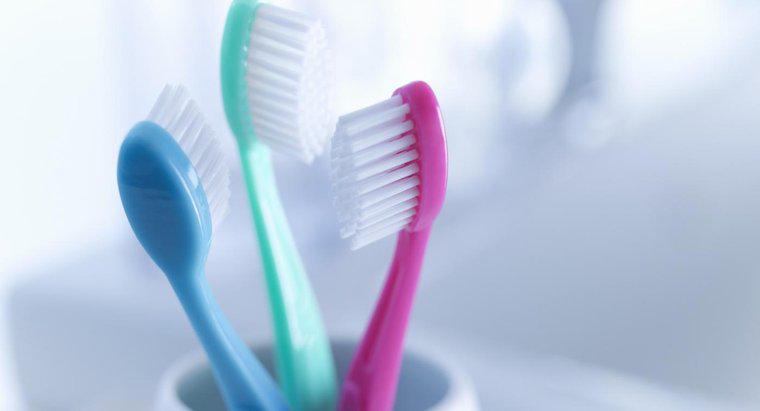 De que é feita uma escova de dentes?
